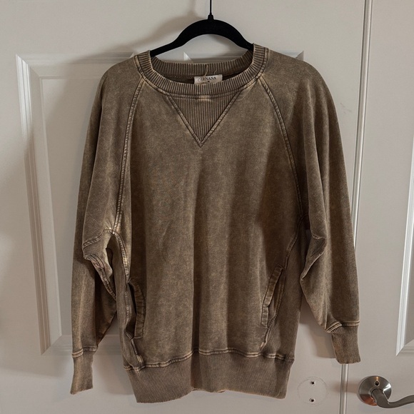 NWOT Zenana Acid Washed Pullover Sweatshirt in Mocha Size Medium - Picture 2 of 7